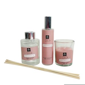 Cadeauset White Rose & Lily met geurstokjes geurkaars en roomspray in cadeauverpakking - Afbeelding 1