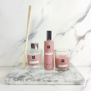 Cadeauset White Rose & Lily met geurstokjes geurkaars en roomspray in cadeauverpakking - Afbeelding 3